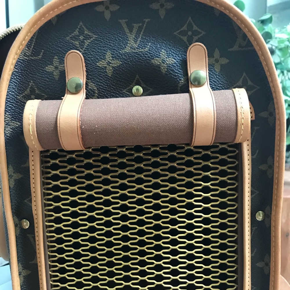 AUTH LV 40 SAC CHEIN NEVER USED STORED PERFECTLY. PURCHASED NEW BY ME! PRISTINE